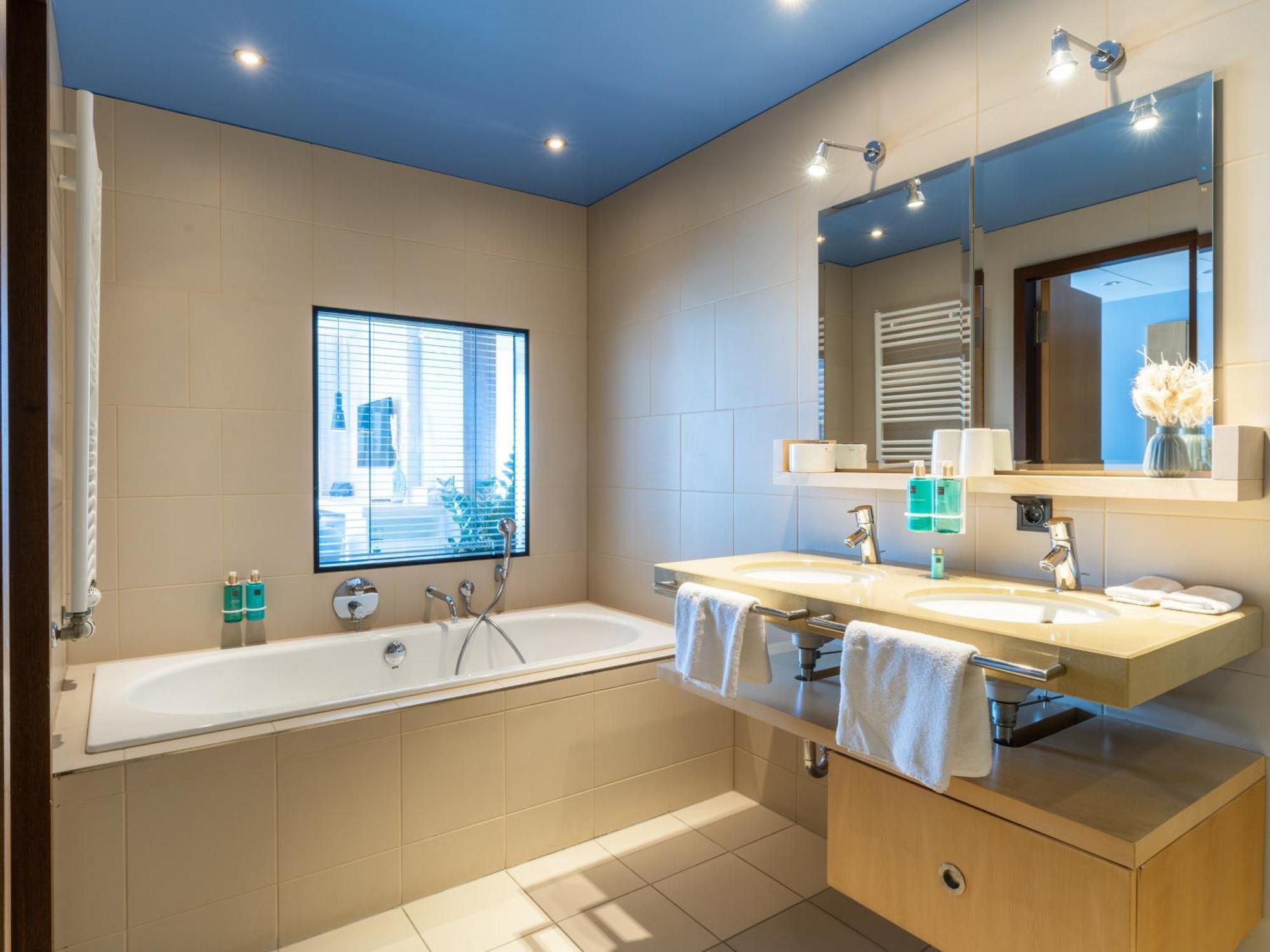 Отель A-Rosa Travemuende Любек Экстерьер фото Bathroom