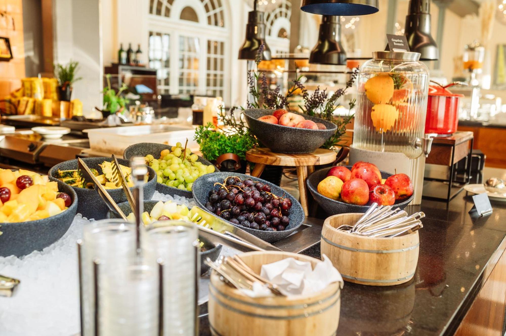 Отель A-Rosa Travemuende Любек Экстерьер фото A fruit buffet