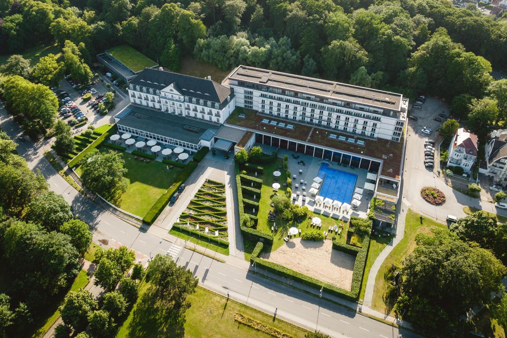 Отель A-Rosa Travemuende Любек Экстерьер фото Aerial view of the hotel