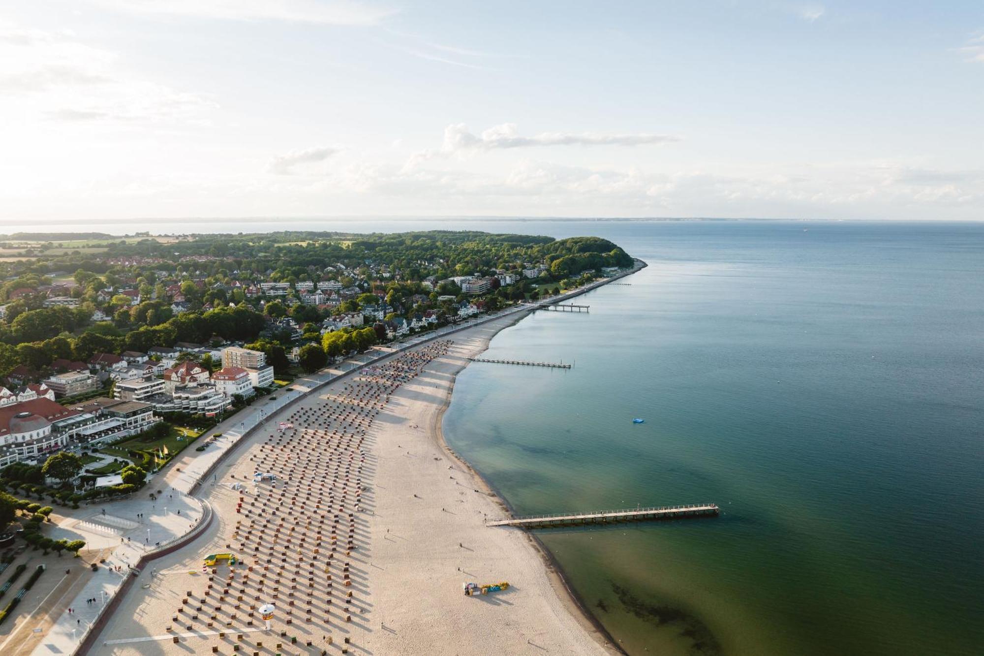 Отель A-Rosa Travemuende Любек Экстерьер фото Aerial view of the Baltic Sea coast of Pärnu