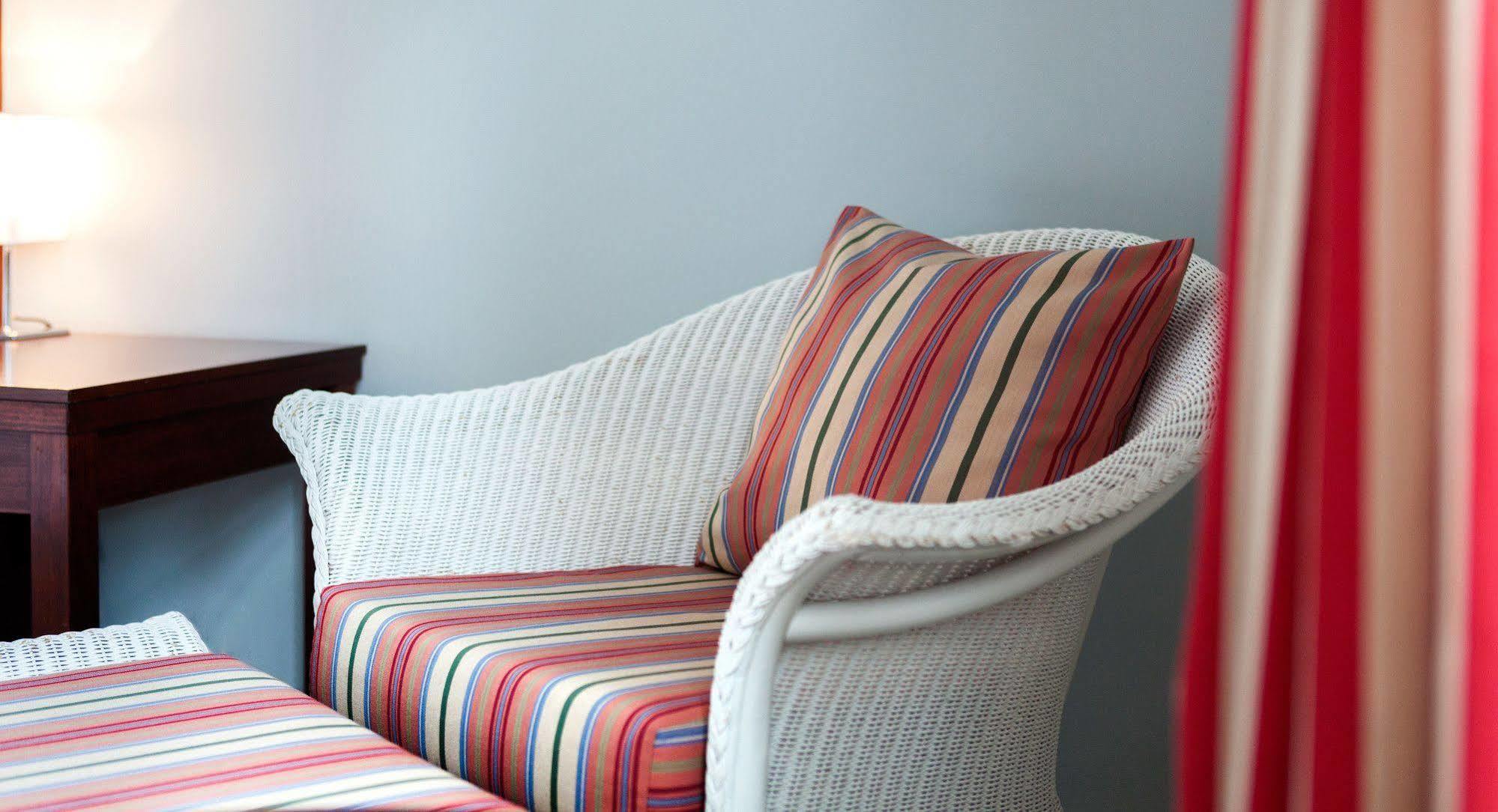 Отель A-Rosa Travemuende Любек Экстерьер фото A sofa with cushions